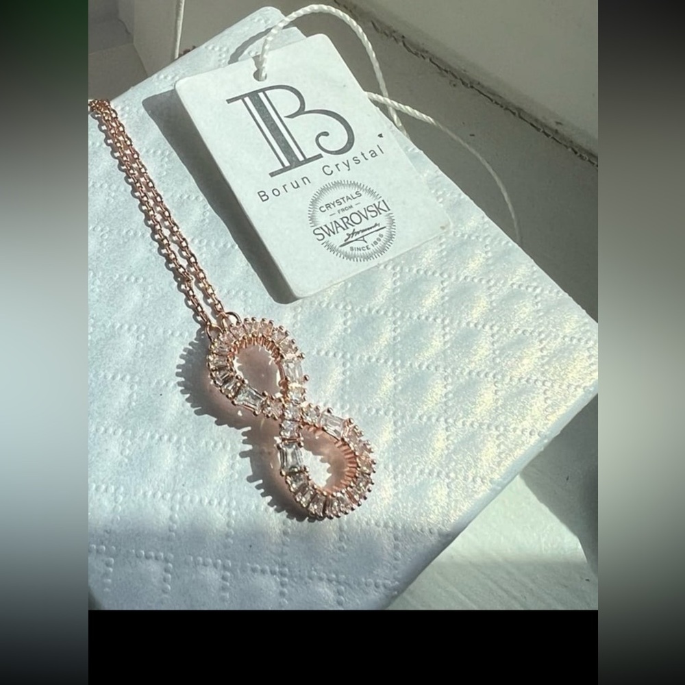 Gorgeous Rosegold 8 shaped infinity necklace with Swarovski elements